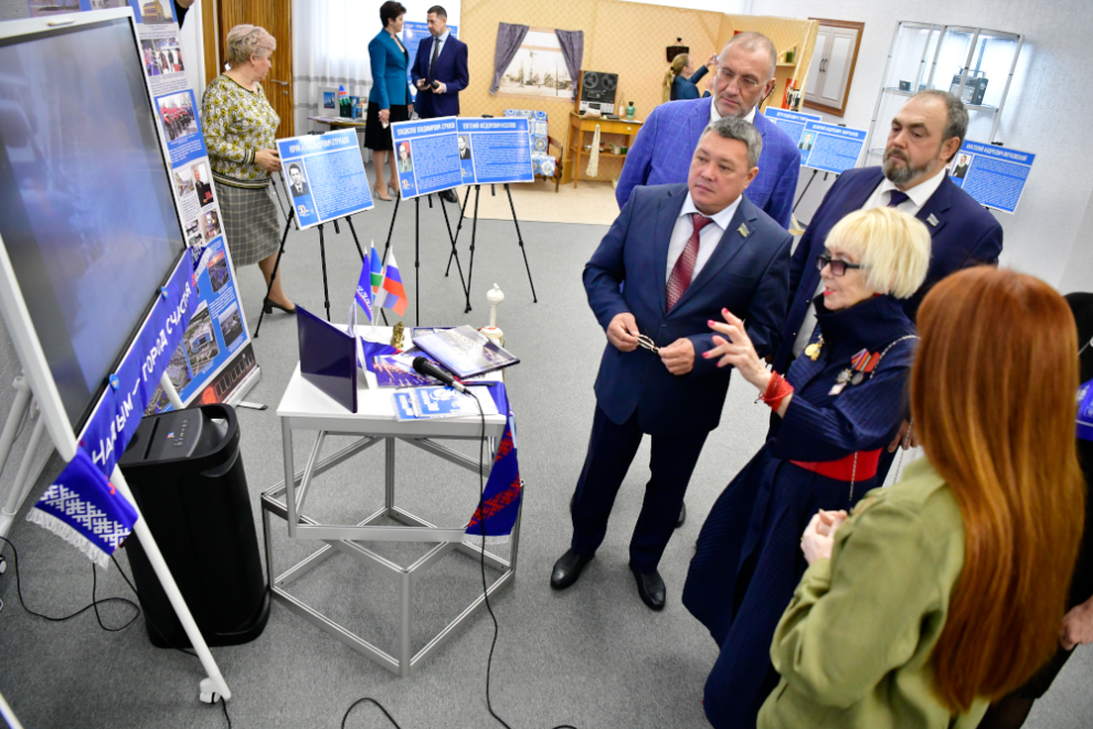    В Салехард привезли выставку, посвященную 50-летию Надыма