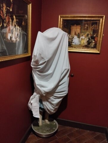     Фото: предоставлено сотрудниками отеля Статуя королевы теперь выглядит так.