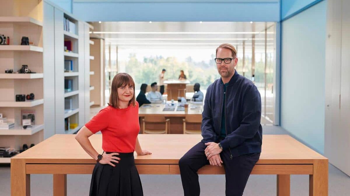 Ведущий разработчик аппаратного обеспечения Apple Эванс Хэнки (слева) и ведущий разработчик программного обеспечения Алан Дай (справа)