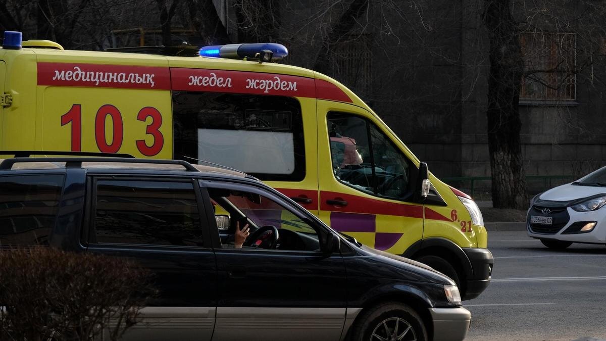    Машина скорой помощи едет на вызов:NUR.KZ/Владимир Третьяков