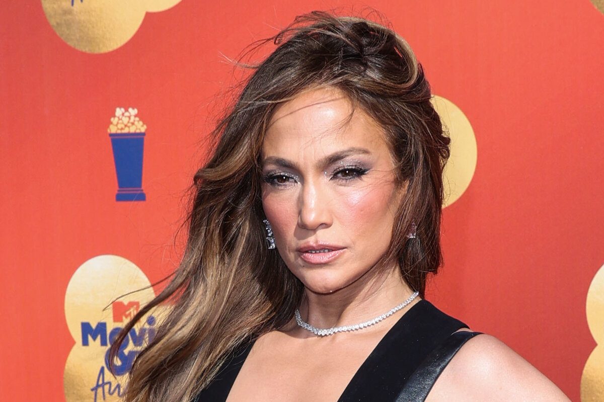     53-летняя Дженнифер Лопес впечатляет поклонников подтянутым телом в обтягивающем наряде