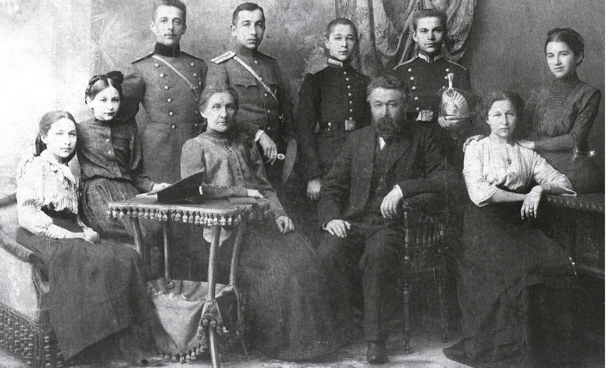 Семья Шиловских накануне первой Мировой войны: Автор фото неизвестен, семейное фото из ателье. http://person.lib48.ru/shilovskij-evgenij-aleksandrovich, Общественное достояние, https://ru.wikipedia.org/w/index.php?curid=8748645