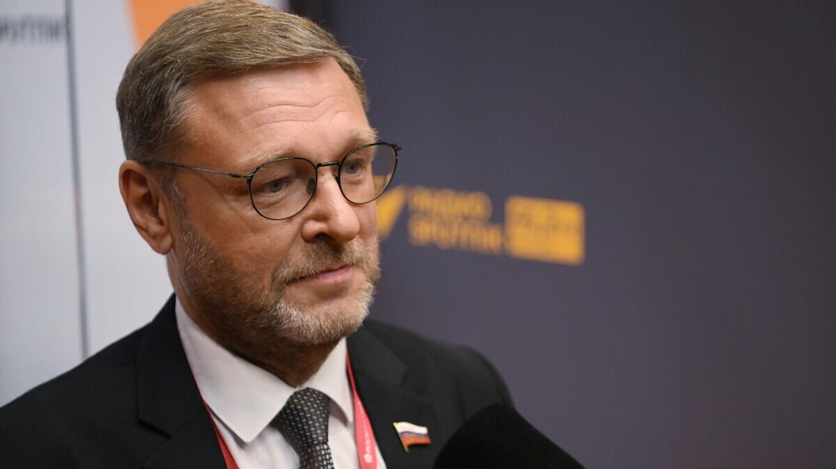    Заместитель председателя Совета Федерации РФ Константин Косачев в студии радио Sputnik на ПМЭФ-2022© РИА Новости / Павел Бедняков