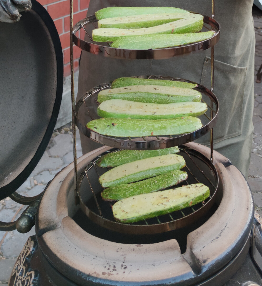 Прекрасным гарниром к любому мясу могут быть кабачки и цукини, которые кабачку – родные братья. Просто кабачок завезли в Европу из Америки несколько веков назад, а цукини вывели гораздо позднее итальянские селекционеры. Готовить их очень просто на решетке-гриль для тандыра.