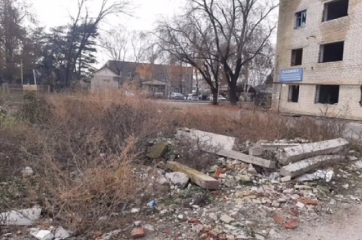    Жители Черкесска жалуются на заброшенное общежитие и жуткий двор