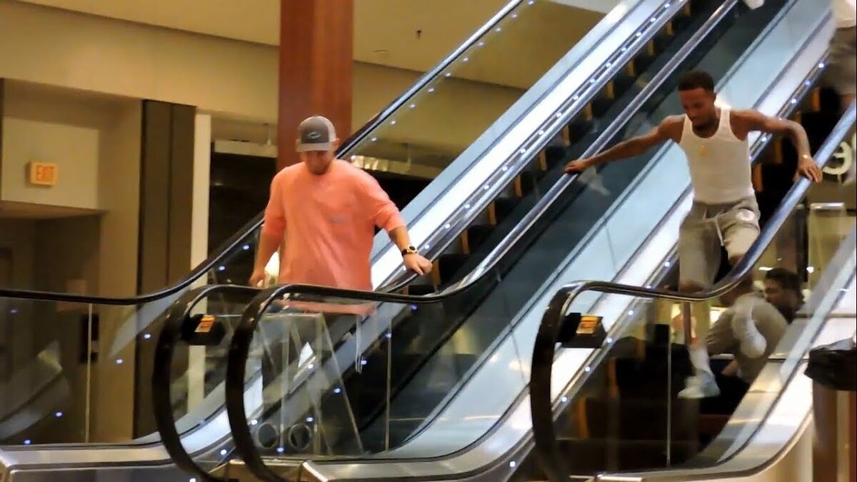 Кататься на эскалаторе. Люди на эскалаторе. Парень на эскалаторе. Подниматься на эскалаторе. Подниматься по эскалатору.