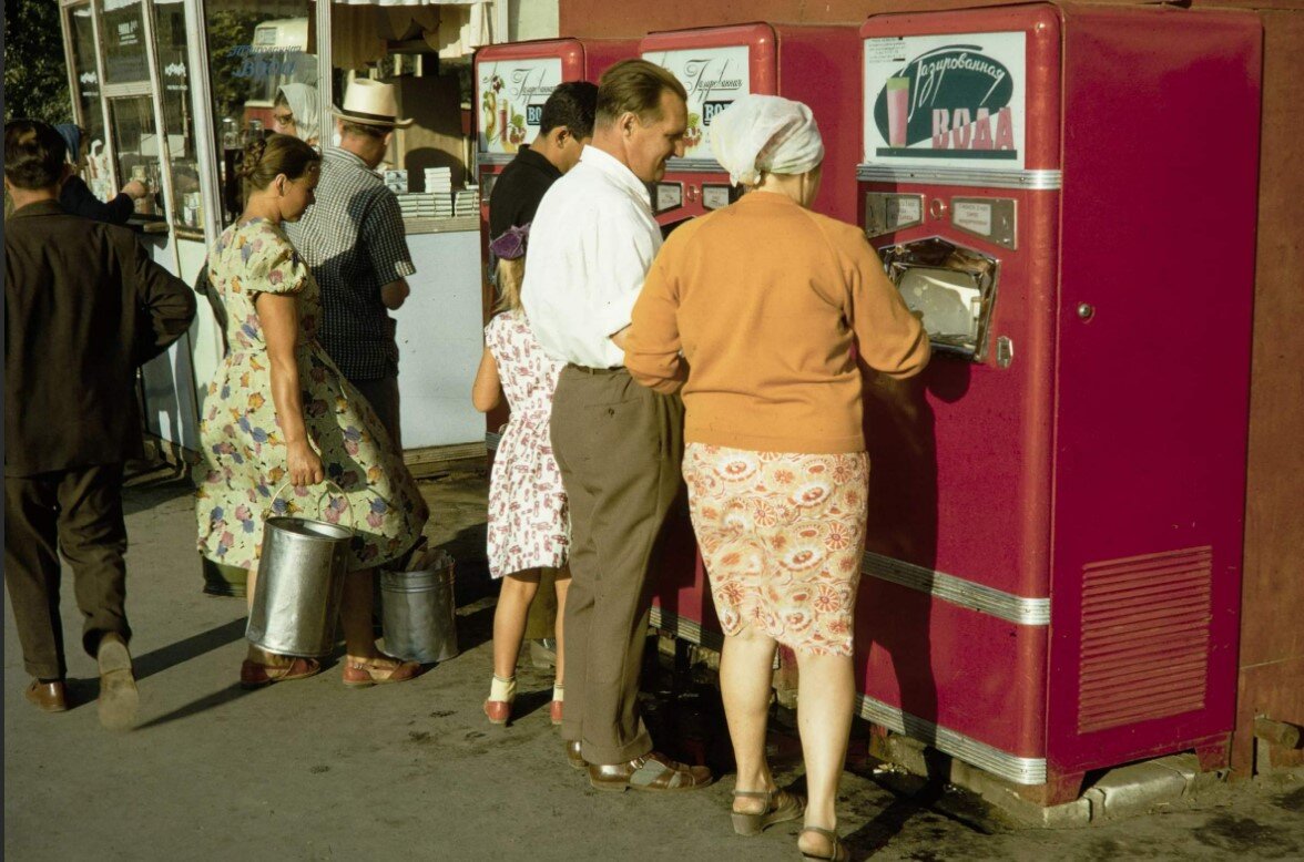 Вызывает ностальгию. 1959. Харрисон Форман в Москве. Автомат с газировкой СССР. Автоматы с газировкой СССР 80-Е. Автоматы ситро в СССР
