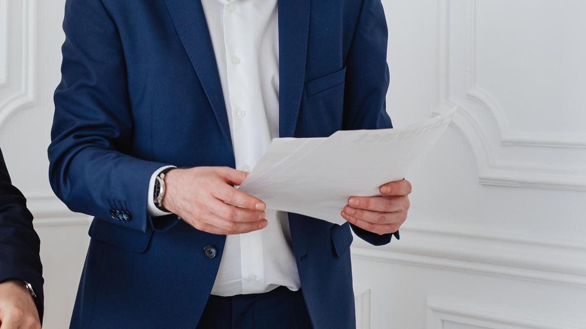    Мужчина держит бумаги в руках:pexels.com