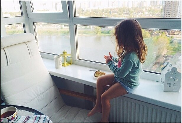 Огромное окно из которого дует