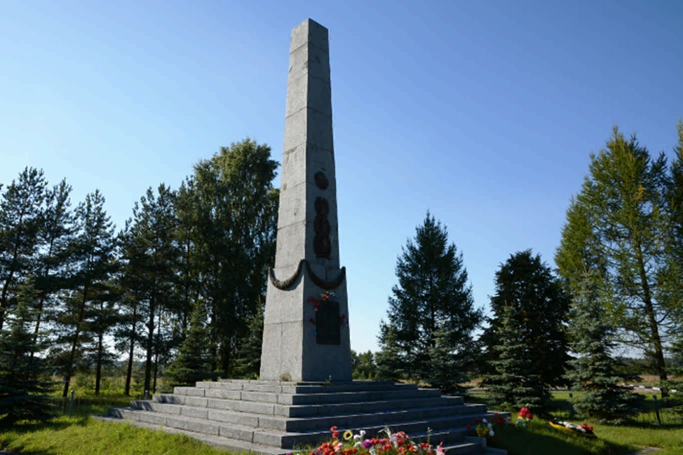 Памятник на невском пятачке. Невский Пятачок мемориальный комплекс. Кировск мемориальный комплекс Невский Пятачок. Невский Пятачок Обелиск. Памятник Рубежный камень мемориал Невский Пятачок.