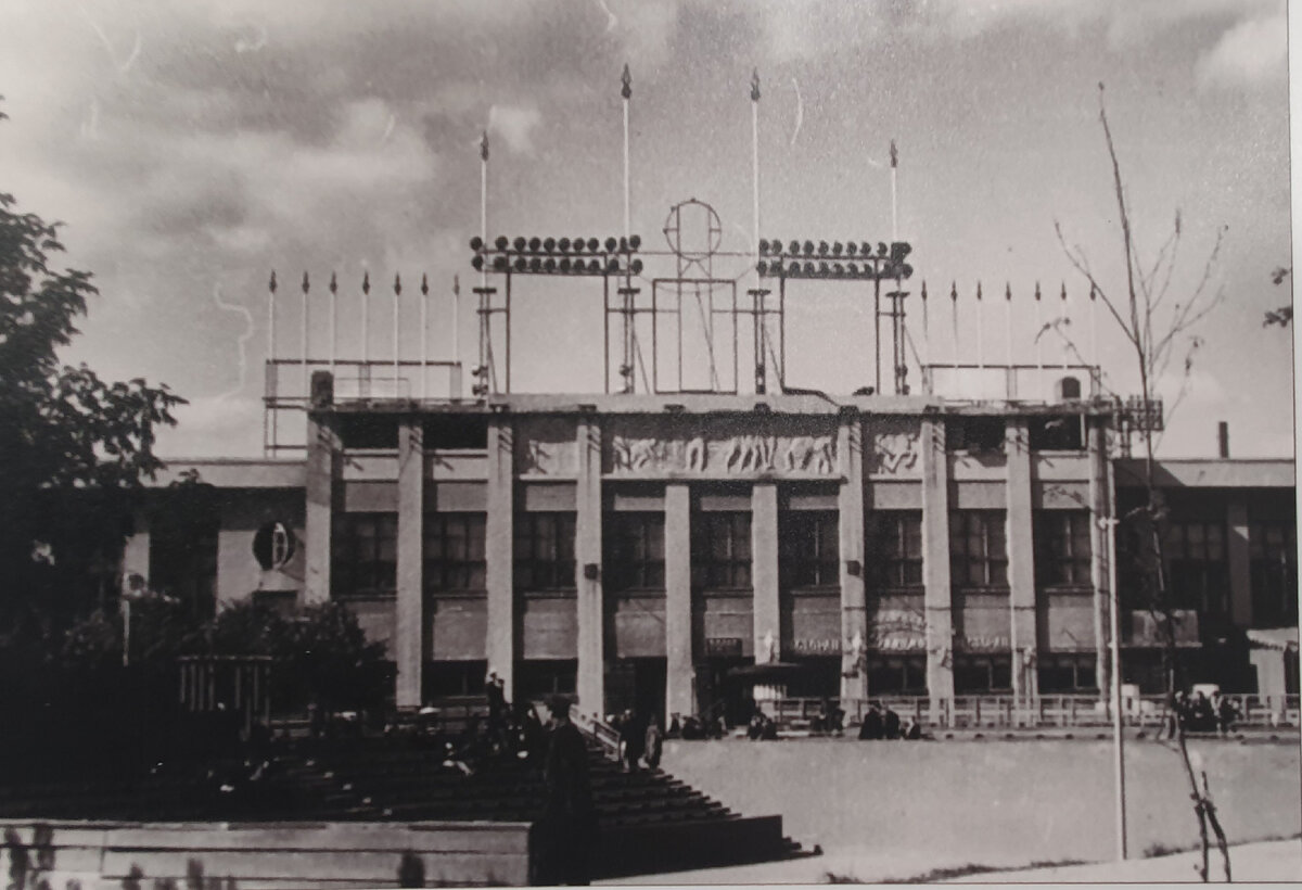 Барельефы на фасаде стадиона в 1950-х.