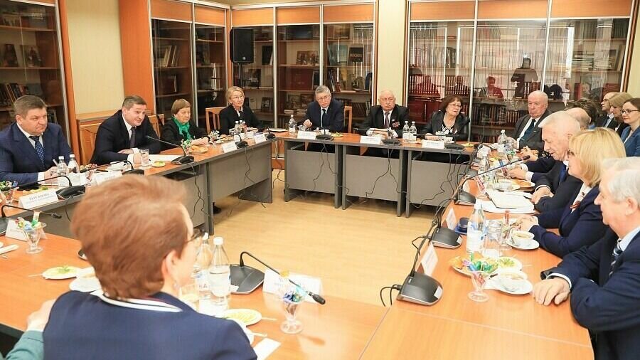    Губернатор Волгоградской области на встрече с ветеранами обсудил присвоение населённым пунктам нового статуса и другие вопросы. В числе прочего он предложил начать формировать программу к 90-летию победы в Сталинградской битве.