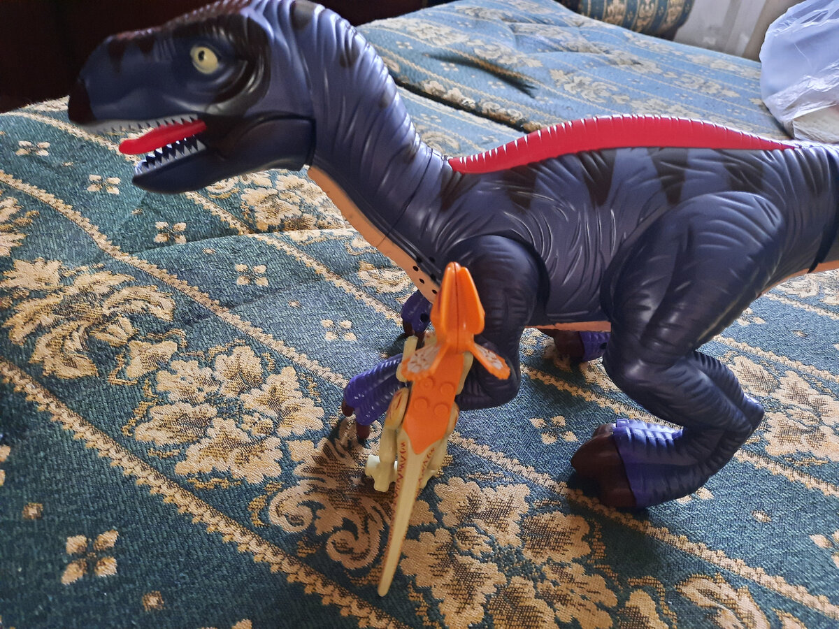 При переезде сын взял с собой только своих динозавров 🦕