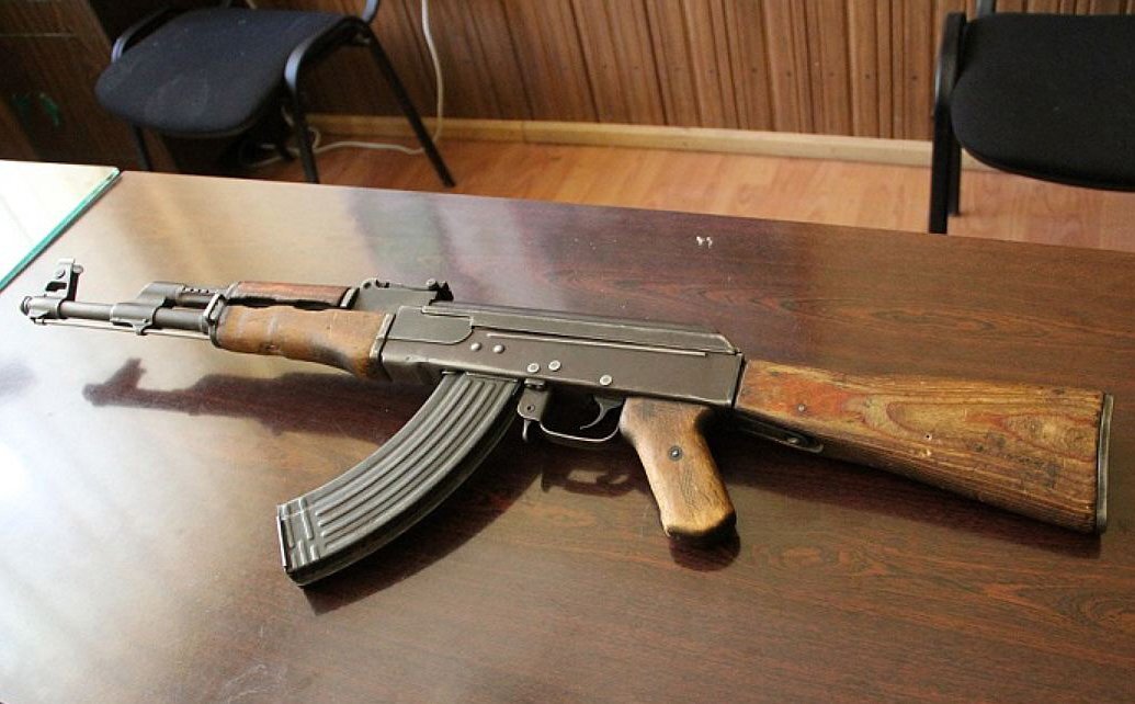 АК-74 Во время Афганской войны подразделения Ограниченного контингента советских войск в Афганистане были вооружены знаменитыми автоматами Калашникова в двух вариантах. Первый – АКМ (автомат Калашникова модернизированный), принятый на вооружение еще в 1959 году.