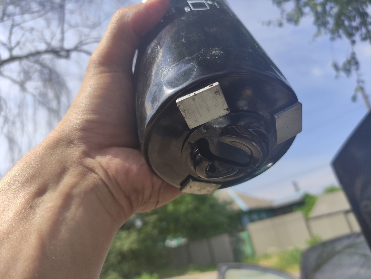 У меня было несколько неодимовых магнитов, которые я разместил на дне корпуса фильтра