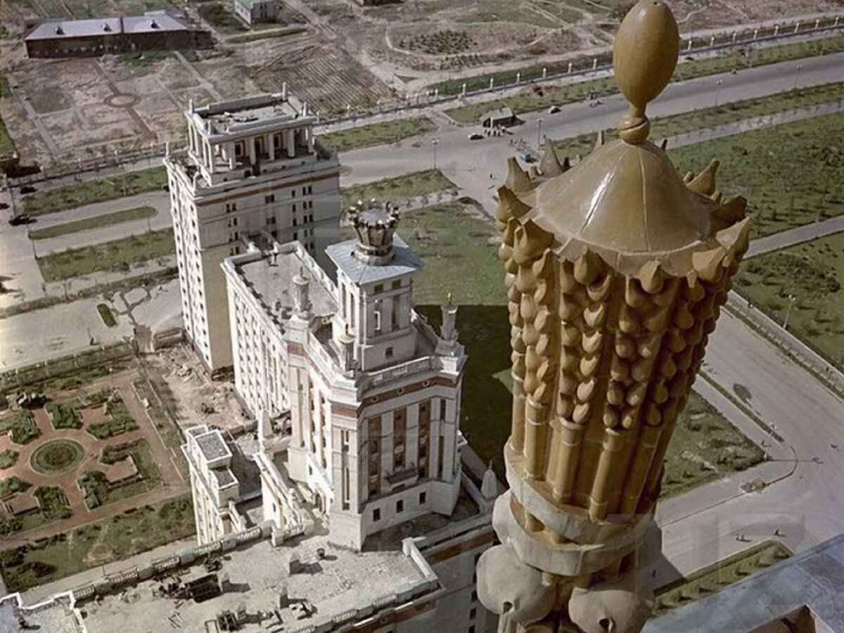 Строители мгу. Сталинские высотки МГУ. Стройка МГУ 1949 1953. МГУ 1953 год. Здание МГУ 1953.