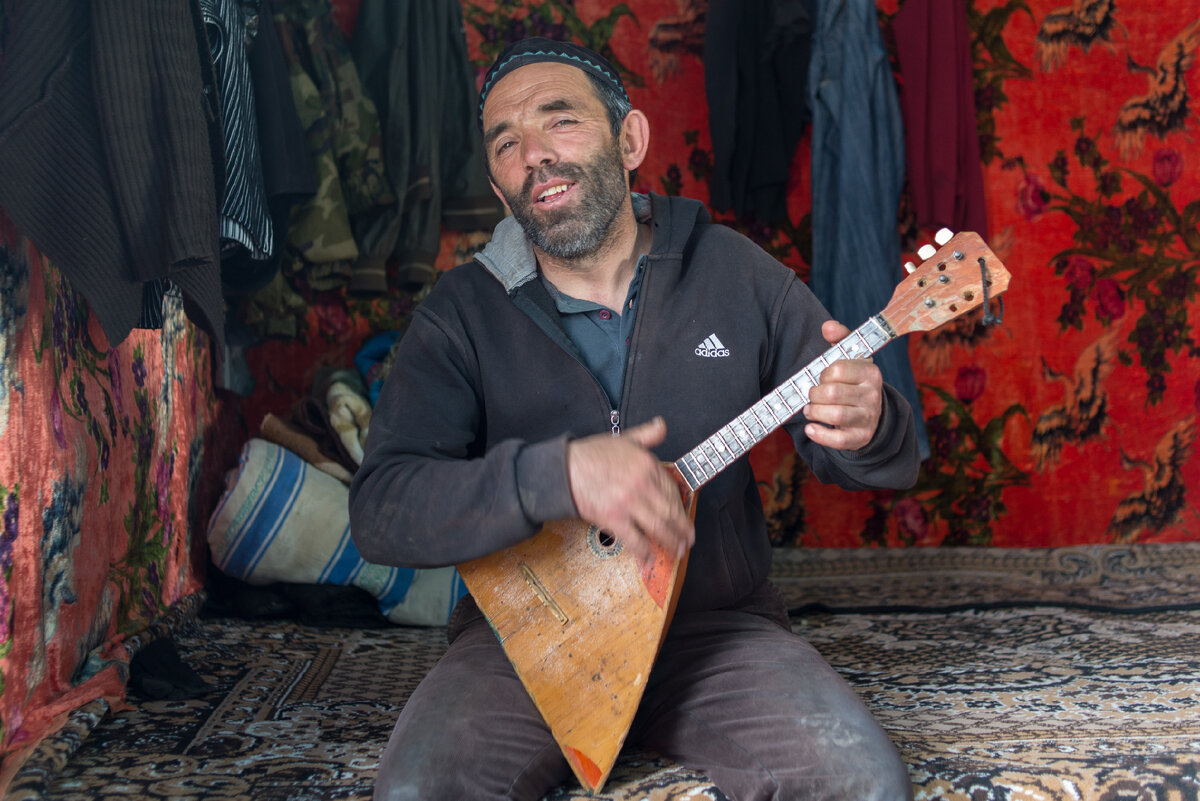 Пастух на озере Кезеной-Ам (Чечня)