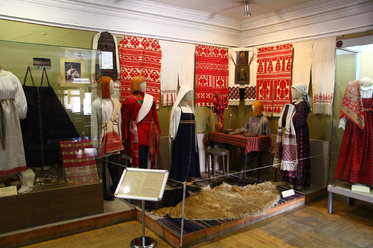 На фото экспозиция, рассказывающая о выкупе невесты. Жених, в красной рубахе. Ну, а дальше у кого какой фантазии хватит. Саратовская губерния окончания 19-начало 20 века.