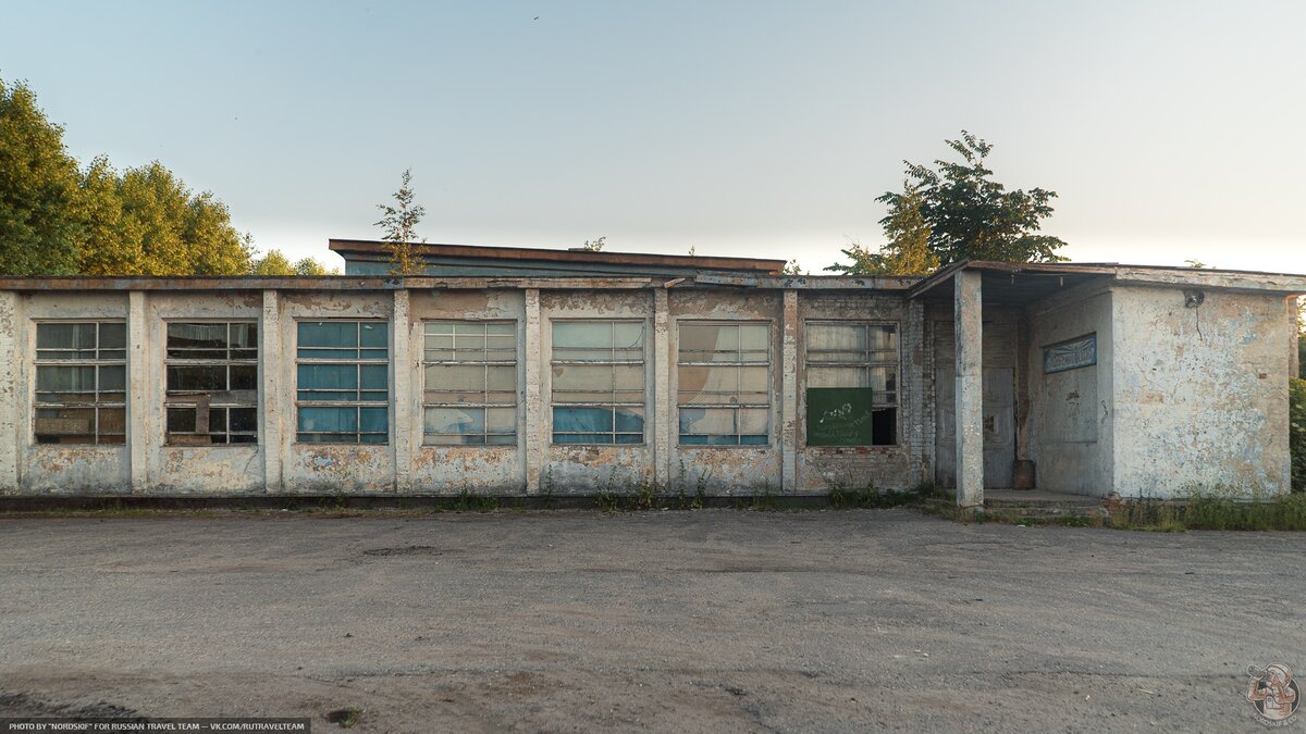 Заброшенный советский дом культуры в посёлке Заливино