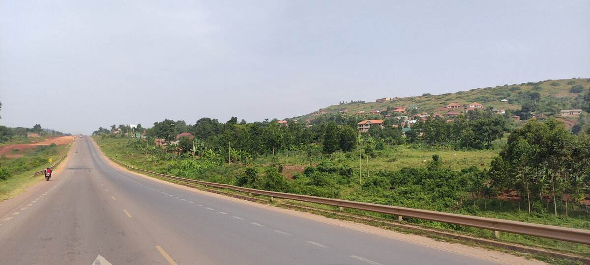 Едем к парку Бвинди из столица Уганды города Кампалы.