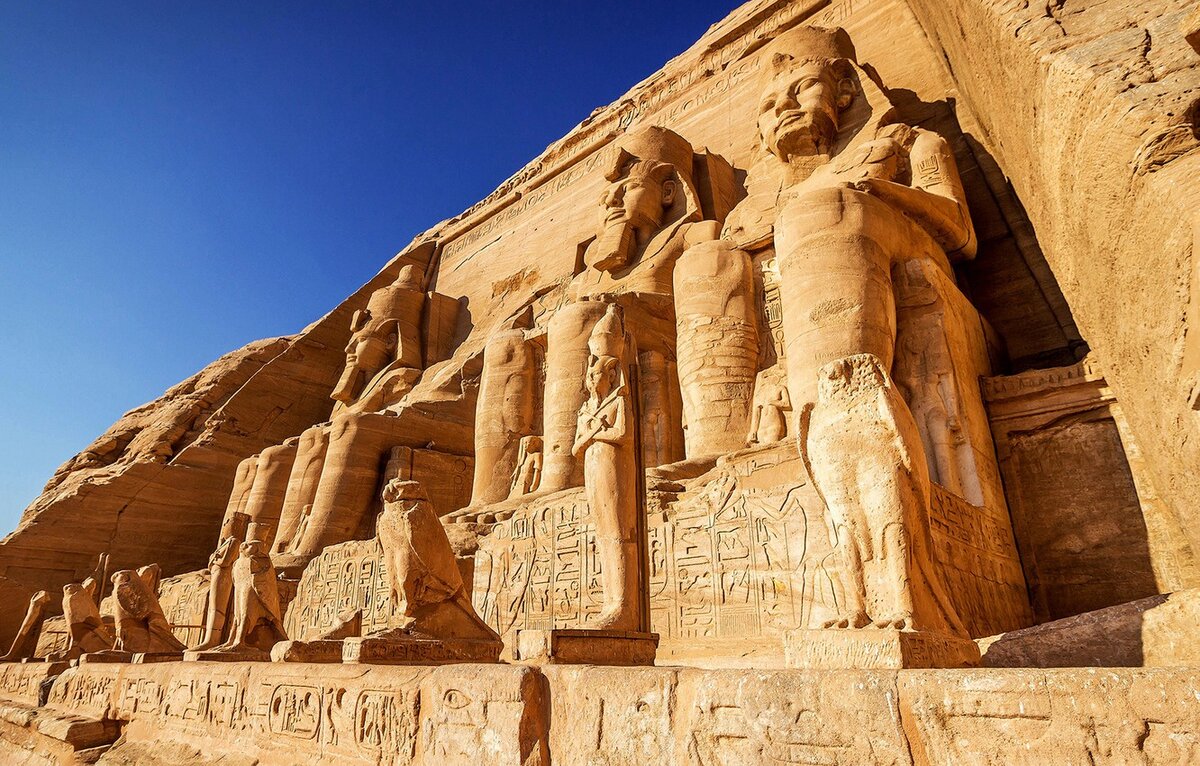 Храм Абу-Симбел (источник: https://avto.goodfon.ru/wallpaper/egypt-abu-simbel-ancient-temple-nubia-rock-sky-egipet-abu-si.html)