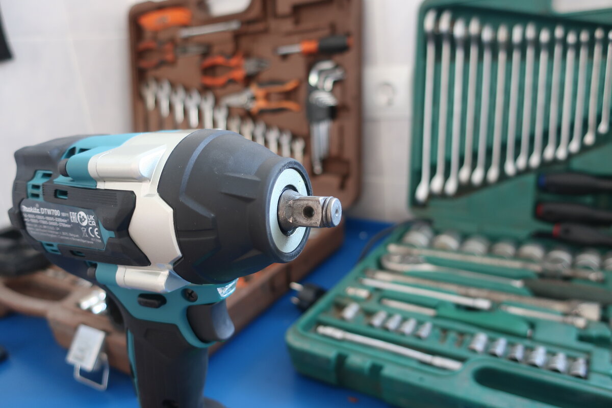 700 ньютон. Ньютон курган рекламное агентство. 22 ньютон. P=m(g+a) p=m(a-g) физика. Замена передних колодок дэу нексия 2001 года.