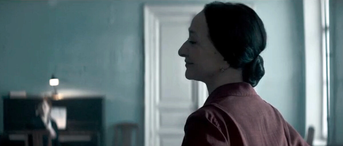 Ксения Рябинкина в роли Анны Ивановны Удальцовой. Кадр из кинофильма "Нуреев. Белый ворон", 2019 г., режиссер Рэйф Файнс, сценаристы Дэвид Хэа, Джули Кэвэна, композитор Илан Эшкери (скриншот)