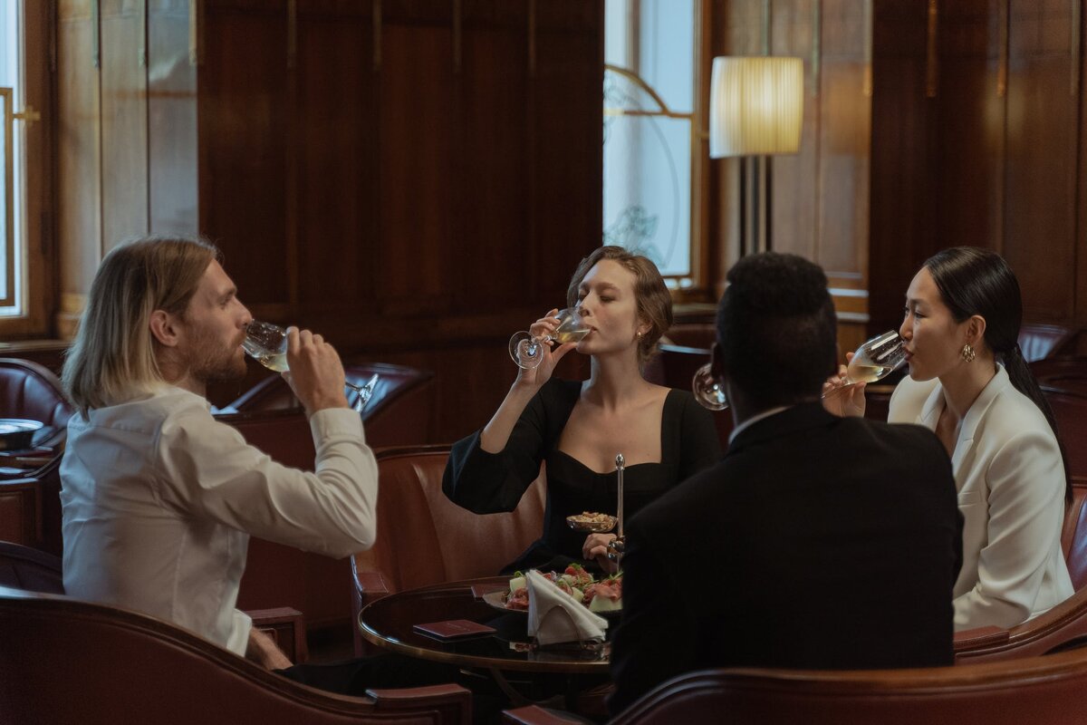 Ты потратишь все до последней копейки, и друзья тебя в этом поддержат. Photo by Ron Lach from Pexels