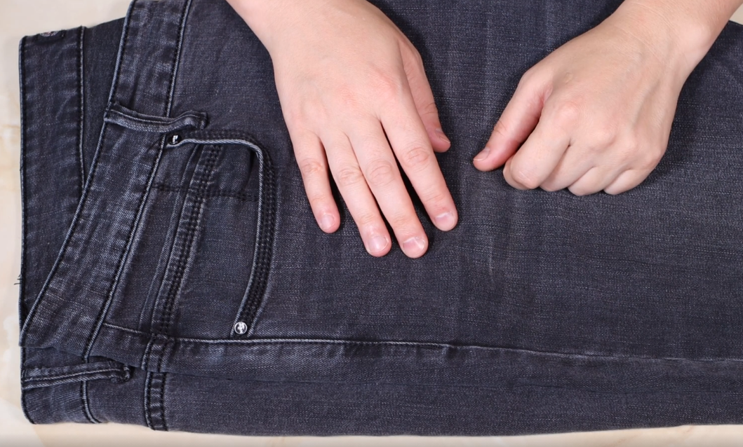 Восстановление джинсов. Белые полосы на черных джинсах после стирки. Белые полоски на джинсах после стирки. Потерянные джинсы.