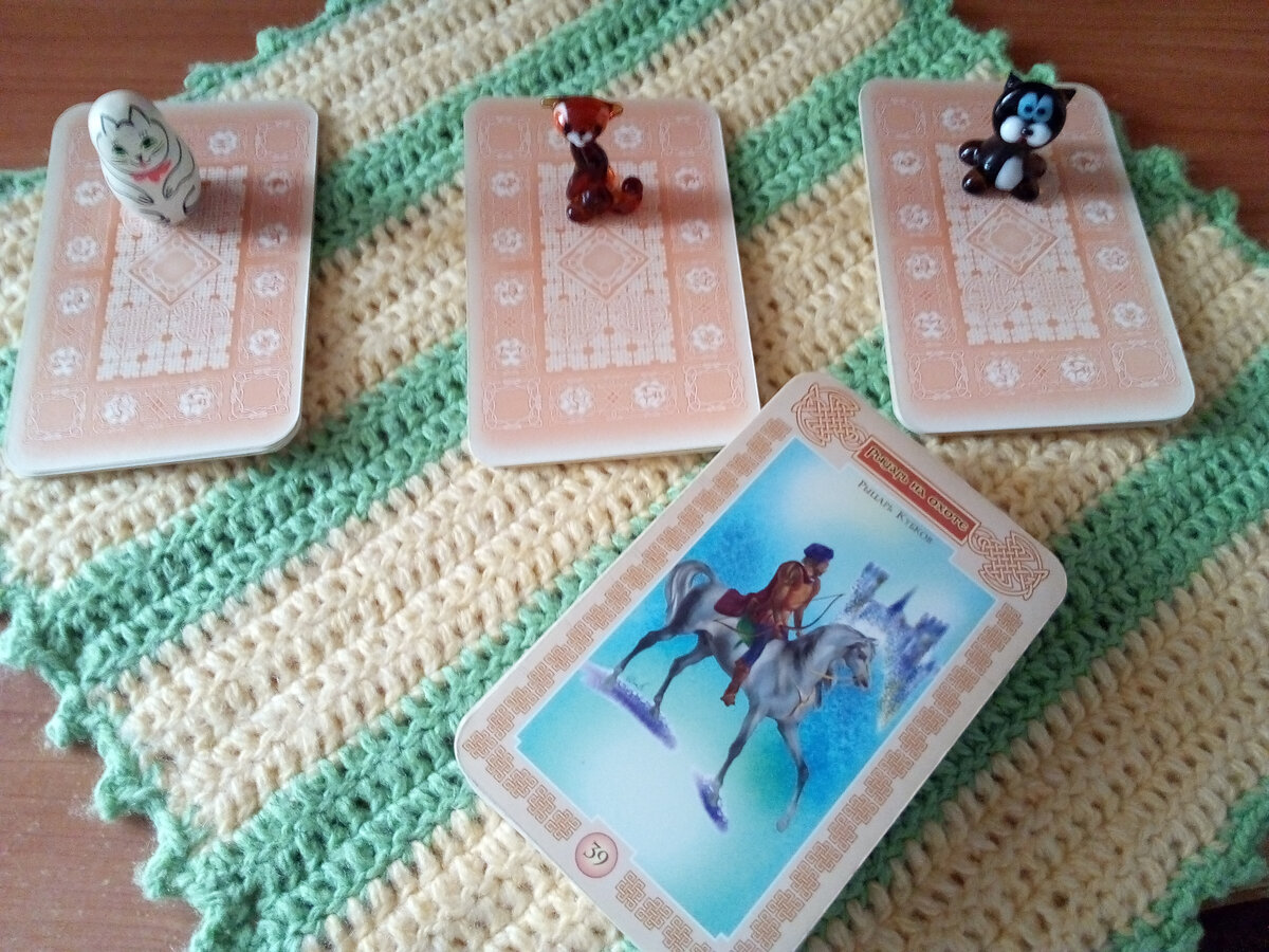 Варианты прогноза и карта на дне колоды, дающая основные рекомендации недели. Ее можно использовать, как дополнение к вариантам, так и самостоятельно. Фото автора