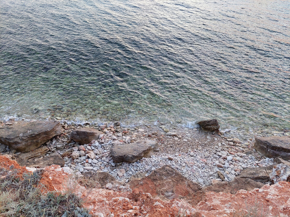 Вода чистая и прозрачная, так и манит в свои объятия 