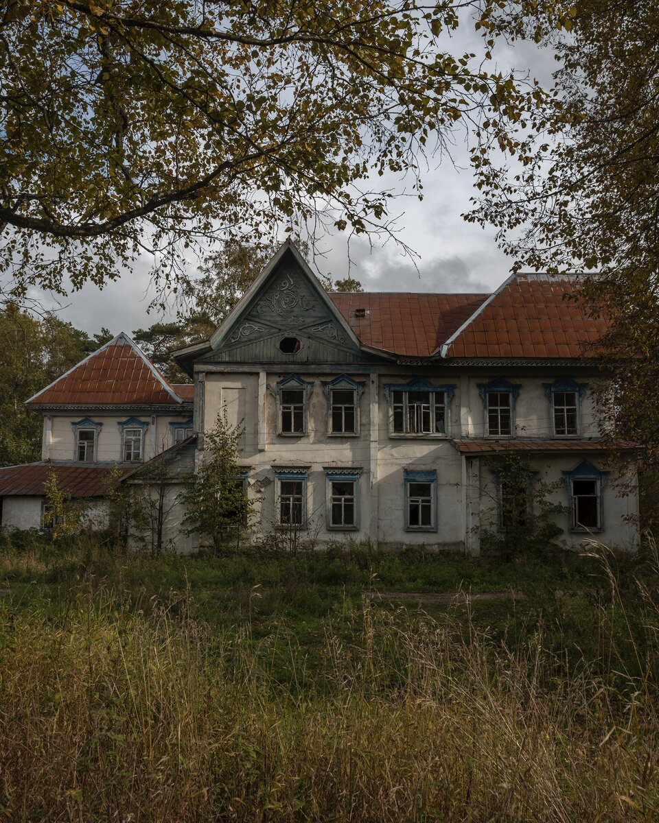 Сколько заброшенных поместий запущенных. Мрачные тени поместье коллинвуд. Калязинский заброшенный особняк. Сколько заброшенных поместий запущенных. Заброшенная усадьба корбутовского смоленск.