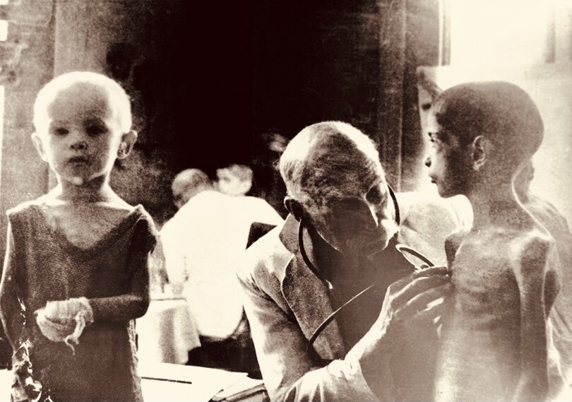 Доктор лечит Ленинградский детей