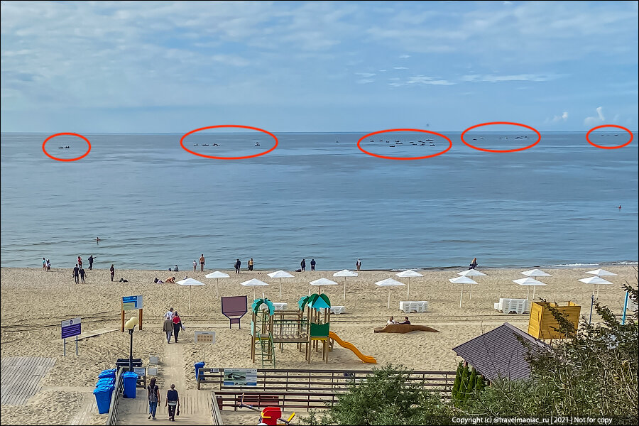 Это знаменитый пляж в городе Янтарном (Калининградская обл.), и у него есть две особенные фишка.