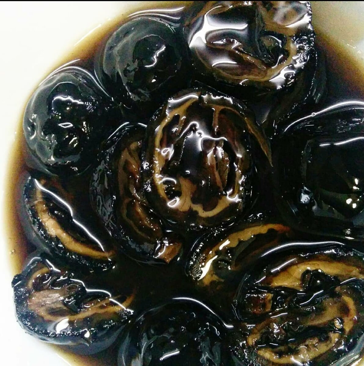 Орехи лучше нарезать на половинки или четвертинки