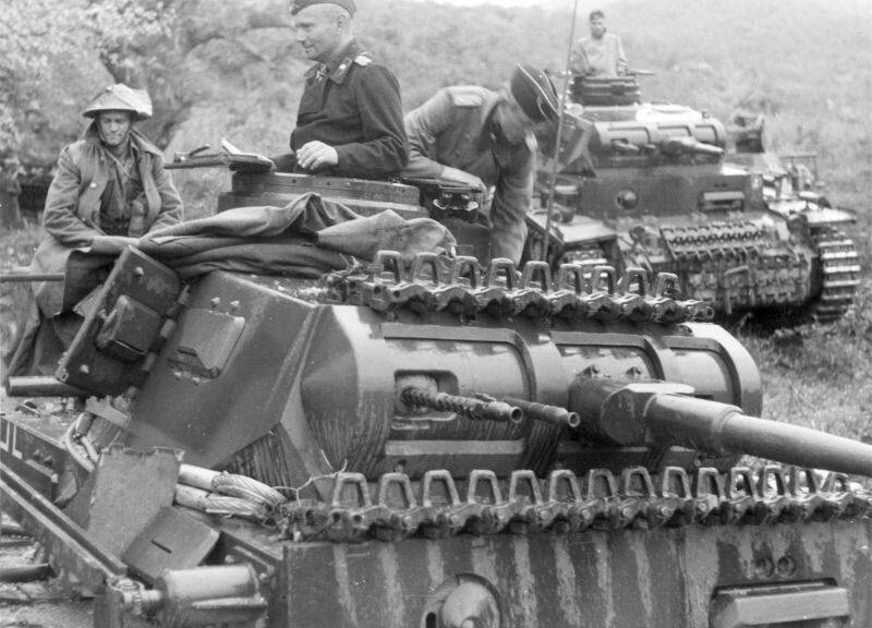  На фото видно пулемет в шаровой установке, а рядом с ним деревянные макеты пулемета и орудия