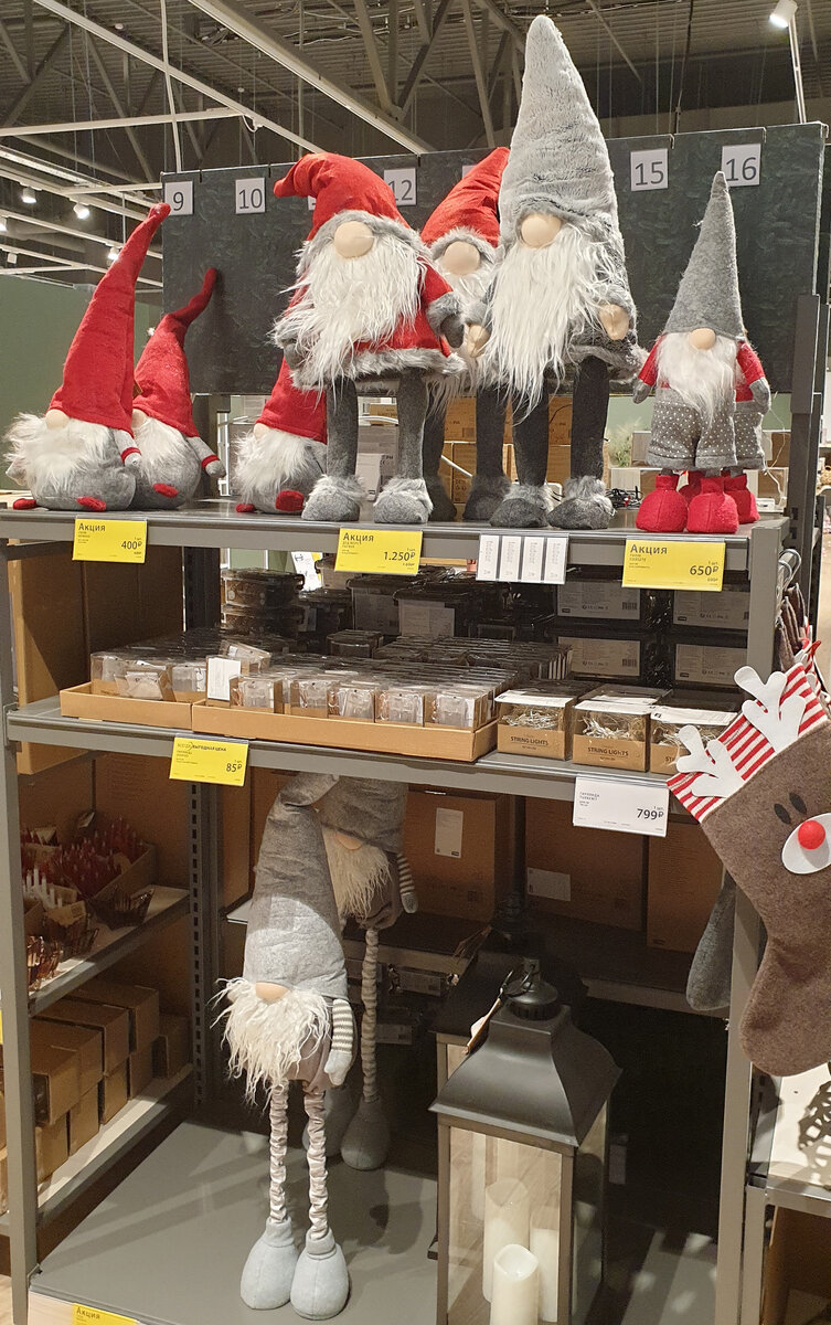 На прилавках живут не только гномы, но и елочные украшения, гирлянды и прочий праздничный антураж