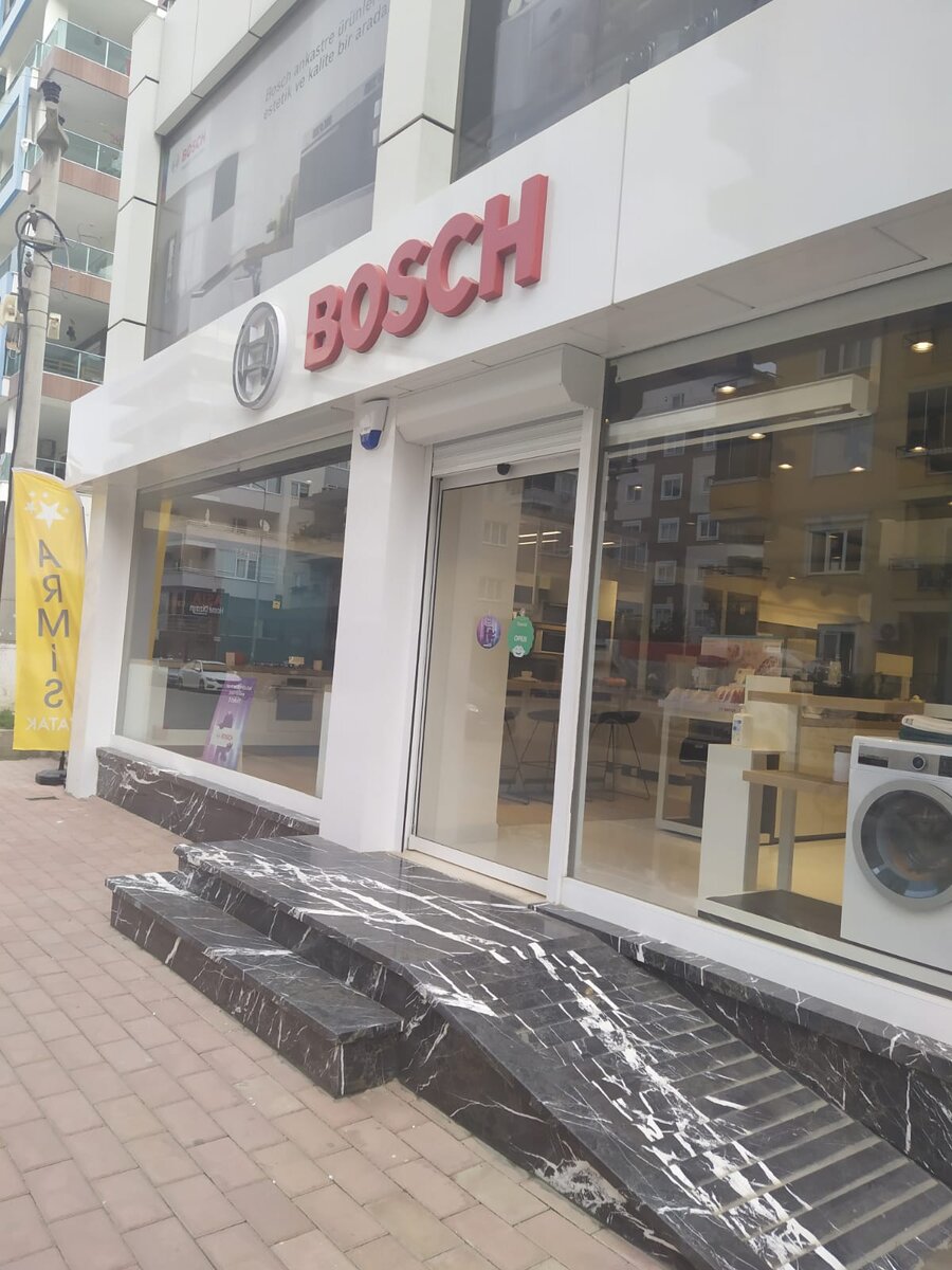Фирменный магазин "Bosch" в районе Махмутлар города Алания. Фото автора.