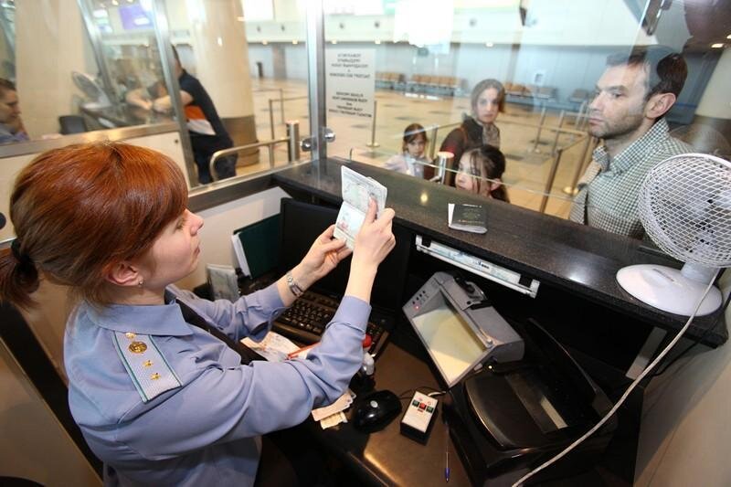 https://visa-exp.com/wp-content/uploads/2018/01/s-pasportom-novogo-obraztsa-vy-bystree-proydete-pasportnyy-kontrol.jpg