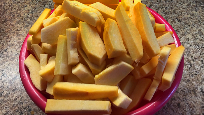 Нарезанные тыквенные брусочки.