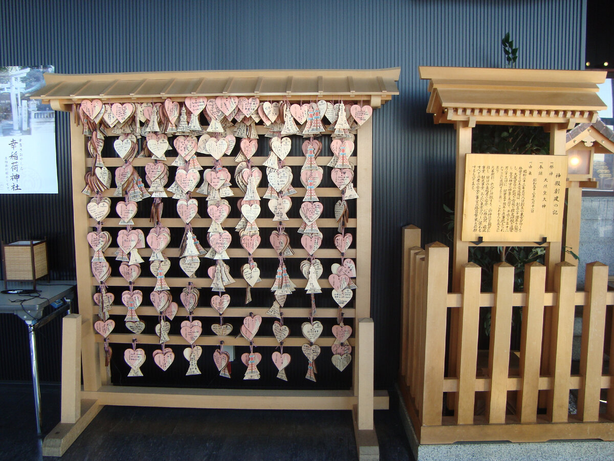 В 18 лет ребенок должен определиться и самостоятельно выбрать японское или русское гражданство. Чаще всего дети выбирают гражданство той страны, в которой живут, но бывают исключения. Например, семья всё время жила в России, но в 18 лет решил ехать учиться в Японию и после планирует выйти там же на работу. Вероятнее, что такой человек выберет японское гражданство.