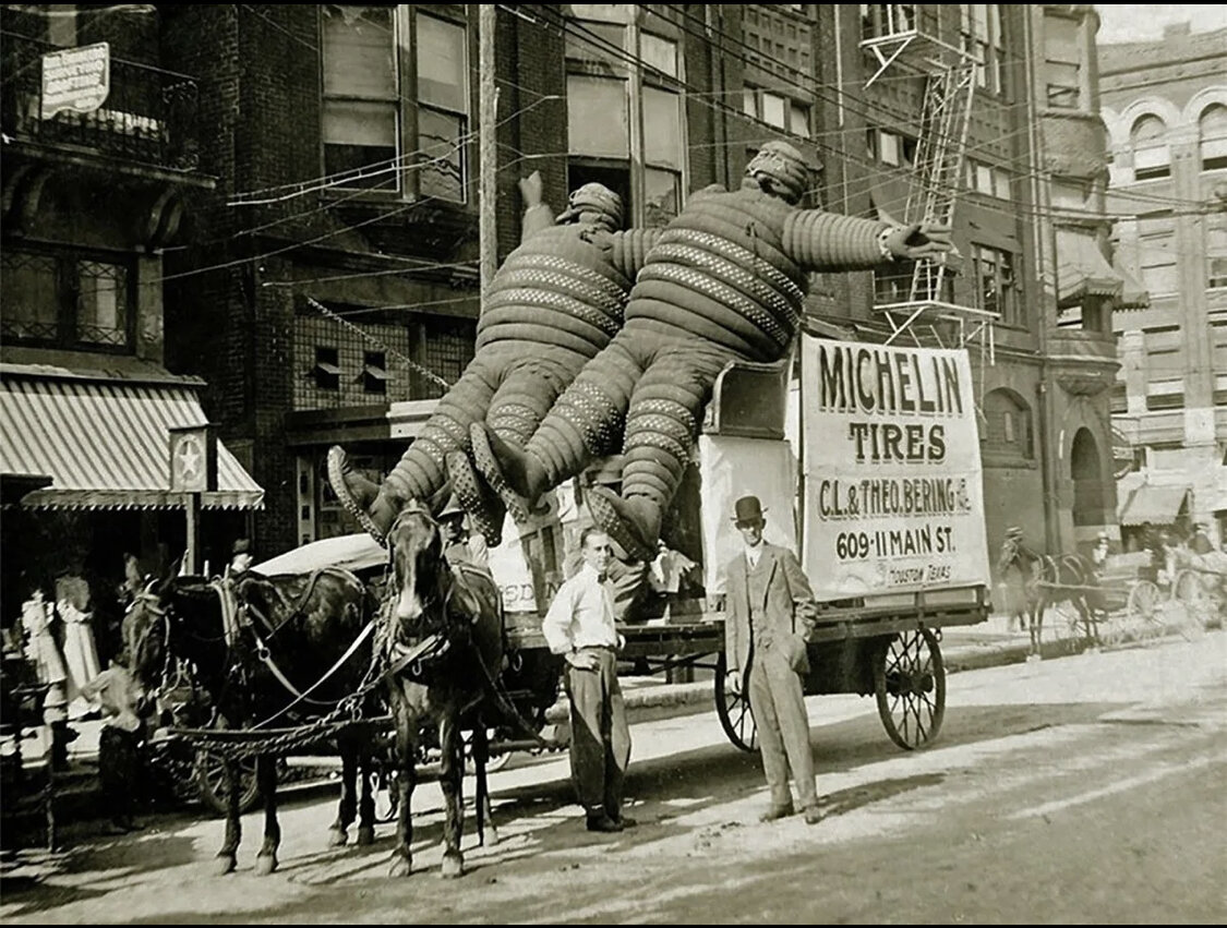 Бибендум Мишлен на параде в Хьюстоне, 1910 год.