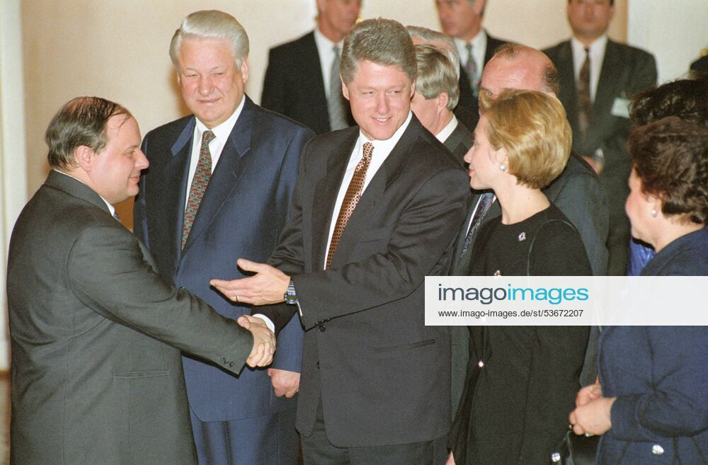 "Добыча и переработка нефти и газа - очень сложные отрасли, они требуют большого числа учёных, инженеров и заводов для производства оборудования.  Но я уже договорился с Западом, они нам поставят под ключ любое количество оборудования для любой нефте- и газодобычи, переработки, сжижения и транспортировки на экспорт."