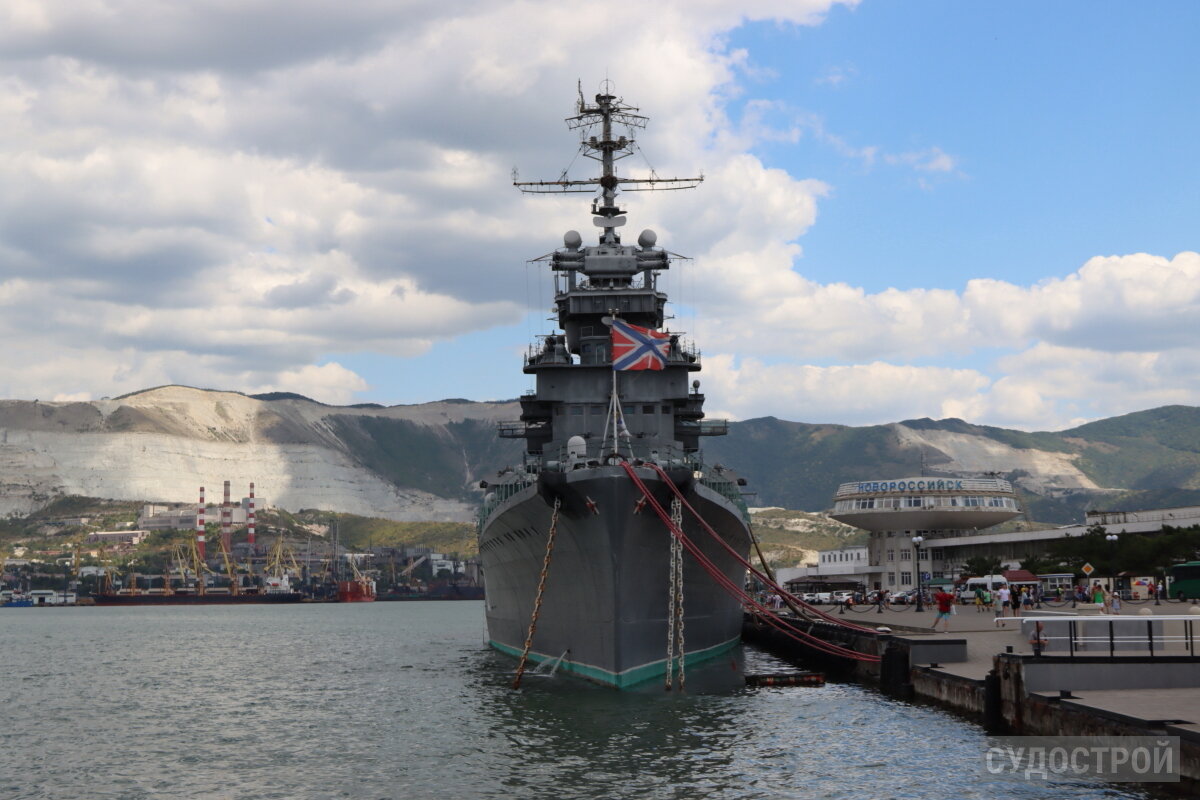 Крейсер стоит у Новороссийского морского вокзала