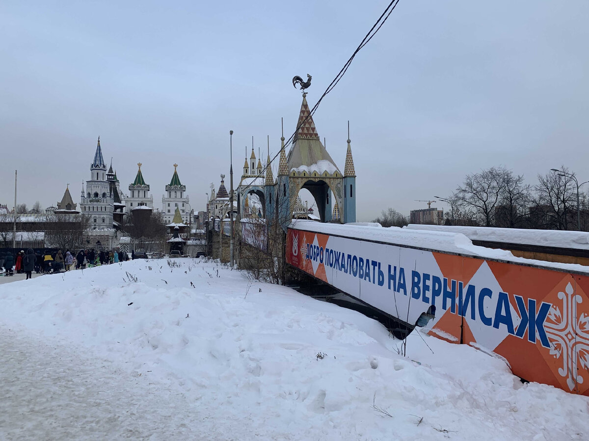 Еще не дойдя до входа мы видим людей, которые принесли свои вещи на реализацию.
