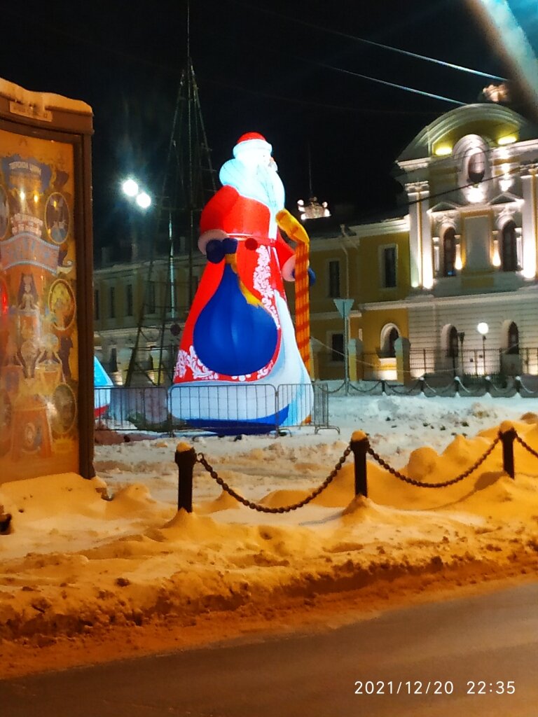 В центре города у нас поставили вот такого смешного Деда Мороза.