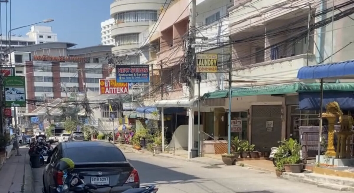 Из Паттайска фотокарточка. Вон глядите: «Прачечная»