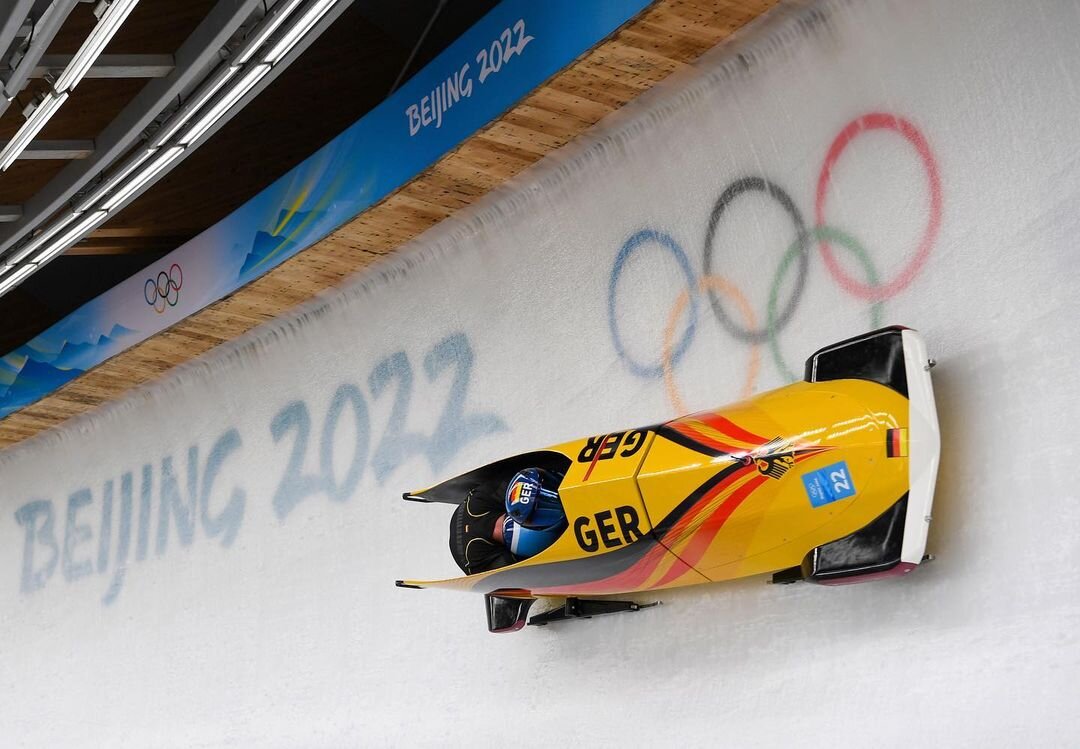 Пилот Франческо Фридрих с разгоняющим Торстеном Мангисом / instagram / francesco.friedrich