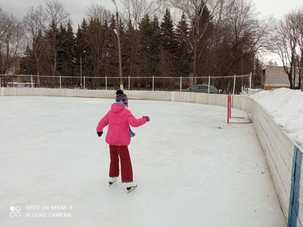 Мы приехали на каток , чтобы понят - никого больше нет. Спорт стал не интересен наяву.