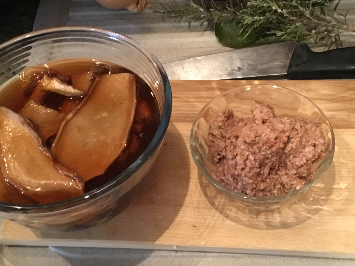 Слева в миске красивые ломтики белых грибов, что я добавлю минут за 15 до готовности блюда. Сейчас солью воду и слегка отожму. А справа паста из кроличьей печени, некрасивых  грибов и кусочка сала. У меня не было топленого жира, но был хороший кусочек сала, вот я и заменила. 